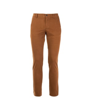 Die Reign-Hose für Herren ist die perfekte Verbindung von Eleganz und Komfort. Sie ist aus hochwertigen Stoffen gefertigt und bietet eine optimale Passform und Haltbarkeit. Raffinierte Details, wie die präzise Verarbeitung und die Auswahl edler Materialien, machen sie ideal für Beruf und Freizeit. Ein vielseitiges und stilvolles Kleidungsstück, das in keinem Kleiderschrank eines Mannes fehlen darf.