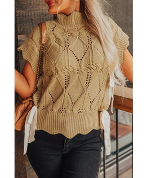 Color beige francés claro  
Diseño de punto ahuecado  
Terminación con volantes en el escote, mangas y dobladillo  
Escote alto  
Mangas cortas con volantes  
Laterales con detalles en volantes y acentos de lazo  
Silhouette relajada pero favorecedora  
Combina bien con pantalones, faldas y jeans  
Alta calidad y estilo chic  
Disponible en múltiples tamaños  
Material: 60% algodón, 40% acrílico
