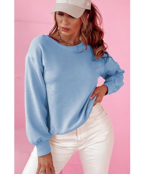 Sudadera sólida en azul cielo para un look atemporal y clásico.  
El elegante detalle de lazo en la parte posterior añade un toque de encanto.  
Diseño clásico de cuello redondo para un ajuste favorecedor.  
Mangas largas para mayor calidez.  
Apta para diversos tipos y tamaños de cuerpo.  
Material: 50% Poliéster 50% Algodón.