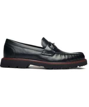 El Cole Haan American Classic es el mocasín de cuero definitivo, que combina el estilo de diseño con la comodidad. Diseñado para brindar comodidad durante todo el día y un estilo versátil, estos elegantes y elegantes mocasines tienen un detalle de mocasín con la marca en la parte posterior y detalles cosidos. Un básico CH elegante e imprescindible para su guardarropa elegante e informal.