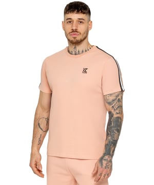 Actualiza tu vestuario informal con la camiseta Kruze Men's Tape, diseñada para ofrecer estilo y comodidad. Esta camiseta de corte recto presenta un cuello redondo acanalado para un look clásico, mientras que el detalle de cinta en las mangas añade un toque moderno y deportivo. El estampado de goma Kruze en el pecho realza su atractivo característico, convirtiéndola en una prenda destacada. Confeccionada en tejido elástico de primera calidad. (154)