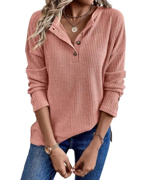 Top de Punto Texturizado de Rayas Rosa Claro Unisex  
Construcción de punto de alta calidad  
Cuello Henley para mayor sofisticación  
Diseño cálido y cómodo  
Básico versátil para cualquier ocasión  
Material: 95% Poliéster 5% Elastano