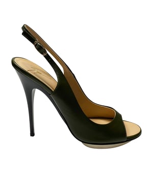 VINTAGE, RRP AS NEW
Crafted out of black leather, these peep-toe slingback sandals are simple yet truly attractive. Pair these with your favorite formal or informal party wear and be the head turner in the crowd! Made in Italy.

Giuseppe Zanotti Peep Toe Slingback Pumps in Black Leather
Color: black
Material: Leather
Condition: excellent with very minimal signs of wear
Size: 40
Sign of wear: Yes
SKU: 91651