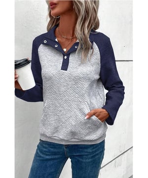 Silhouette de color bloque a la moda  
Cierre con botones de presión en el cuello  
Mangas raglán  
Bolsillo tipo canguro  
Tejido texturizado  
Corte regular  
Estilo casual  
Disponible en cuatro tallas  
Mediana  
alta elasticidad  
Tabla de tallas disponible  
Material: 97% Poliéster 3% Elastano