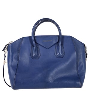 VINTAGE, RRP WIE NEU  
Die Givenchy Antigona Satchel aus blauem Leder ist ein mutiges und zeitloses Stück, perfekt für diejenigen, die Luxus und Struktur zu schätzen wissen. Gefertigt aus reichhaltigem Kobaltleder, zeigt diese mittelgroße Satchel das ikonische Umschlagfalten-Logo und eine schlanke, strukturierte Silhouette. Die eleganten, silbernen Hardware-Elemente und metallichen Logo-Details verleihen einen Hauch von Raffinesse, während die festen, gerollten Ledergriff und der abnehmbare Schultergurt vielseitige Tragemöglichkeiten bieten.

mit Staubbeutel

Givenchy Antigona Satchel aus blauem Leder  
Zustand: gut  
Gebrauchsspuren: mit Verfärbungen auf der Außenseite, Abnutzungsspuren und Dellen auf der Außenseite  
Verpackung: Staubbeutel  
Farbe: Blau | blau  
Material: Leder | Leder  
Größe: Einheitsgröße | Einheitsgröße  
Maße: Breite: 160; Höhe: 105; Länge: 160; Griffhöhe: 80; Gurtlänge: 290  
SKU: NAPPUGBBA457649W