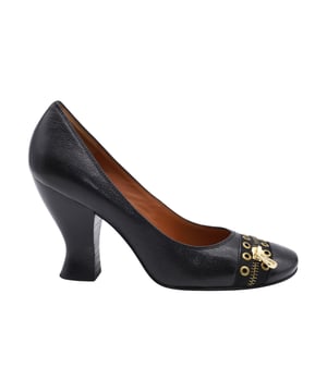 VINTAGE, UVP WIE NEU
Diese Pumps von Marc by Marc Jacobs sind sowohl mutig als auch edgy. Sie verfügen über einen Reißverschluss und Ösen im Zehenbereich, für ein einzigartiges Design. Tragen Sie diese Absatzschuhe zu Jeans.  
Pumps von Marc By Marc Jacobs mit Reißverschluss-Ösen-Design aus schwarzem Leder  
Zustand: Sehr gut  
Gebrauchsspuren: Abgenutzte Sohlen  
Material: Leder  
Farbe: schwarz  
Größe: 39,5/US9,5  
SKU: 113364