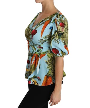 Increíble blusa de seda con estampado de vegetales de Dolce & Gabbana  
Hecha en Italia con alta artesanía  
Diseño de estampado de vegetales multicolor  
Detalles de logo  
Mezcla de material de 94% seda y 6% spandex  
Pieza exclusiva y elegante