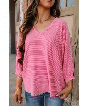Top de V con manga de pulsera de estampado a rayas en rosa fresa  
Elegante y versátil  
Cuello en V y mangas de pulsera para un toque elegante  
Estampado a rayas clásico y atemporal  
Tejido suave y cómodo para usar todo el día  
Disponible en diferentes tallas  
Material: 75% Poliéster 20% Viscosa 5% Elastano