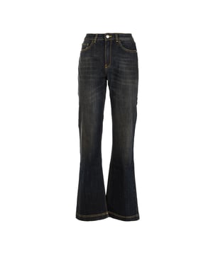 Ontdek de Reign jeans voor dames, gemaakt met toewijding voor kwaliteit en aandacht voor detail. Deze met trots in Italië gemaakte jeans vertegenwoordigen de uitmuntendheid van de Italiaanse productie en combineren traditioneel vakmanschap met hoogwaardige materialen. Een duurzaam kledingstuk dat elke garderobe verfraait met ingetogen elegantie.