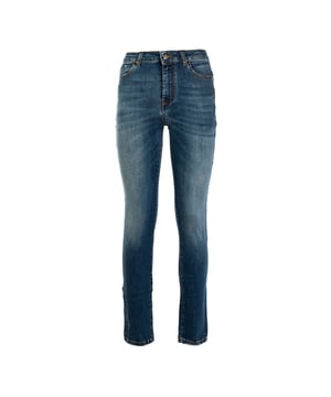 Entdecken Sie die Damenjeans von Reign, die mit einem hohen Maß an Qualität und Liebe zum Detail hergestellt werden. Diese Jeans sind stolz auf ihr Made in Italy und repräsentierendie Exzellenz der italienischen Fertigung, die traditionelle Handwerkskunst mit hochwertigen Materialien verbindet. Ein langlebiges Kleidungsstück, das jede Garderobe mit Eleganz bereichertdiskrete Eleganz.