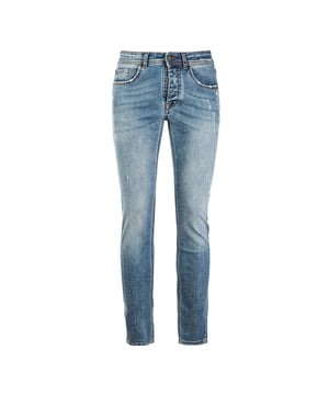 De Reign herenjeans combineren stijl en kwaliteit perfect. Ze zijn gemaakt van denim van hoge kwaliteit en bieden een onberispelijke pasvorm en duurzaamheid waardoor ze ideaal zijn om elke dag te dragen. Aandacht voor detail, van precieze stiksels tot verstevigingen op stresspunten, zorgt voor duurzaamheid zonder aan comfort in te boeten. Een veelzijdig kledingstuk dat nooit uit de mode raakt, perfect voor elke gelegenheid.