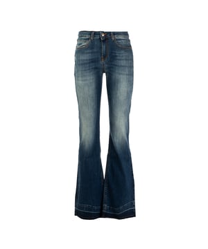 Ontdek de damesjeans van Reign, gemaakt met toewijding voor kwaliteit en aandacht voor detail. Met trots gemaakt in Italië, vertegenwoordigen deze jeansde uitmuntendheid van de Italiaanse productie, waarbij traditioneel vakmanschap wordt gecombineerd met hoogwaardige materialen. Een duurzaam kledingstuk dat elke garderobe verrijkt met elegantie.discrete elegantie.
