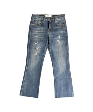 Ontdek de Reign jeans voor dames, gemaakt met toewijding voor kwaliteit en aandacht voor detail. Deze met trots in Italië gemaakte jeans vertegenwoordigen de uitmuntendheid van de Italiaanse productie en combineren traditioneel vakmanschap met hoogwaardige materialen. Een duurzaam kledingstuk dat elke garderobe verfraait met ingetogen elegantie.