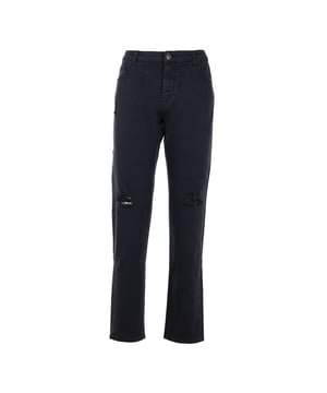 Entdecken Sie die Damenjeans von Reign, die mit viel Liebe zum Detail und Qualität hergestellt werden. Stolz Made in Italy, repräsentieren diese Jeans die Exzellenz der italienischen Fertigung, die traditionelle Handwerkskunst mit hochwertigen Materialien kombiniert. Ein langlebiges Kleidungsstück, das jede Garderobe mit schlichter Eleganz bereichert.