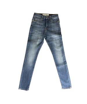 Entdecken Sie die Damenjeans von Reign, die mit einem hohen Maß an Qualität und Liebe zum Detail hergestellt werden. Diese Jeans sind stolz auf ihr Made in Italy und repräsentierendie Exzellenz der italienischen Fertigung, die traditionelle Handwerkskunst mit hochwertigen Materialien verbindet. Ein langlebiges Kleidungsstück, das jede Garderobe mit Eleganz bereichertdiskrete Eleganz.