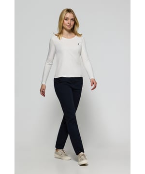 Polo Club folgt mit diesem langärmligen Damen-T-Shirt aus weicher Baumwolle dem Comfy-Trend. Ihre überarbeitete klassische Passform macht sie zu unverzichtbaren Basics für jeden Anlass. Gerippter Rundhalsausschnitt mit Nahtband in Kontrastfarbe. Regular Fit. Rigby Go-Stickerei auf der linken Brustseite.