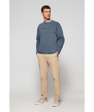 Unser modernes, legeres Langarm-T-Shirt mit Rundhalsausschnitt von Hermes hat ein Garment-Dye-Finish für einen Used-Look und ein weiches Tragegefühl. Es ist aus schwerer Baumwolle gefertigt, die für Haltbarkeit und Komfort sorgt. Die Seitenschlitze und der doppelte Saum verleihen dem Design Lebendigkeit, während die entspannte Passform einen lockeren, bequemen Sitz verleiht. Das mit Logo versehene farblich abgestimmte Nahtband an der Krageninnenseite ist Ausdruck liebevoller Detailarbeit. Das gummierte, farblich abgestimmte Polo Club Logo auf der Brust rundet dieses Kleidungsstück ab, das für Männer entworfen wurde, die einen lässigen und zugleich edlen Stil suchen.