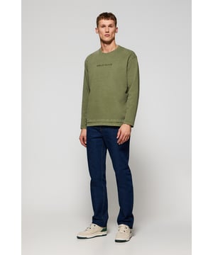 Unser modernes, legeres Langarm-T-Shirt mit Rundhalsausschnitt von Hermes hat ein Garment-Dye-Finish für einen Used-Look und ein weiches Tragegefühl. Es ist aus schwerer Baumwolle gefertigt, die für Haltbarkeit und Komfort sorgt. Die Seitenschlitze und der doppelte Saum verleihen dem Design Lebendigkeit, während die entspannte Passform einen lockeren, bequemen Sitz verleiht. Das mit Logo versehene farblich abgestimmte Nahtband an der Krageninnenseite ist Ausdruck liebevoller Detailarbeit. Das gummierte, farblich abgestimmte Polo Club Logo auf der Brust rundet dieses Kleidungsstück ab, das für Männer entworfen wurde, die einen lässigen und zugleich edlen Stil suchen.