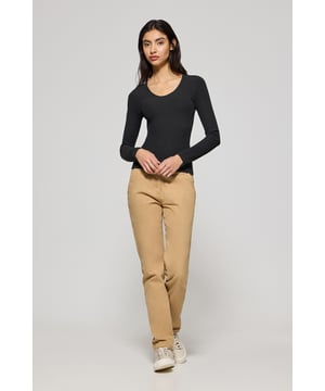 Dieses gerippte T-Shirt für Damen bereichert unsere Kollektion. Es wurde für flexiblen Komfort entworfen und aus einer raffinierten Mischung aus Baumwolle und Elasthan gefertigt, um eine perfekte Passform zu gewährleisten. Das gerippte Design wird durch einen eleganten V-Ausschnitt ergänzt, der eine schmeichelhafte Silhouette schafft. Der farblich abgestimmte Perlmuttknopf auf der Brust verleiht ihm einen Hauch von minimalistischer Eleganz.