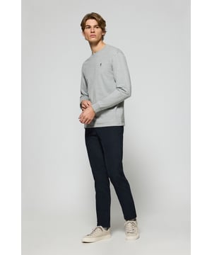 Entdecken Sie die perfekte Kombination aus Schlichtheit und Stil mit unserem klassischen Langarm-T-Shirt für Herren. Es ist aus weicher Baumwolle gefertigt und bietet den Komfort, den Sie sich von einem Essential wünschen. Der gerippte Rundhalsausschnitt sorgt für eine bequeme Passform. Das mit Logo versehene Nahtband der Krageninnenseite unterstreicht das Finish. Die unverwechselbare Rigby Go-Stickerei in Kontrastfarbe auf der Brust ist das i-Tüpfelchen, das dieses Poloshirt zu einem Must-Have in Ihrer Garderobe macht.