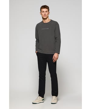 Unser modernes, legeres Langarm-T-Shirt mit Rundhalsausschnitt von Hermes hat ein Garment-Dye-Finish für einen Used-Look und ein weiches Tragegefühl. Es ist aus schwerer Baumwolle gefertigt, die für Haltbarkeit und Komfort sorgt. Die Seitenschlitze und der doppelte Saum verleihen dem Design Lebendigkeit, während die entspannte Passform einen lockeren, bequemen Sitz verleiht. Das mit Logo versehene farblich abgestimmte Nahtband an der Krageninnenseite ist Ausdruck liebevoller Detailarbeit. Das gummierte, farblich abgestimmte Polo Club Logo auf der Brust rundet dieses Kleidungsstück ab, das für Männer entworfen wurde, die einen lässigen und zugleich edlen Stil suchen.