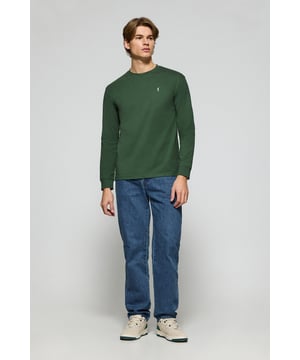 Entdecken Sie die perfekte Kombination aus Schlichtheit und Stil mit unserem klassischen Langarm-T-Shirt für Herren. Es ist aus weicher Baumwolle gefertigt und bietet den Komfort, den Sie sich von einem Essential wünschen. Der gerippte Rundhalsausschnitt sorgt für eine bequeme Passform. Das mit Logo versehene Nahtband der Krageninnenseite unterstreicht das Finish. Die unverwechselbare Rigby Go-Stickerei in Kontrastfarbe auf der Brust ist das i-Tüpfelchen, das dieses Poloshirt zu einem Must-Have in Ihrer Garderobe macht.