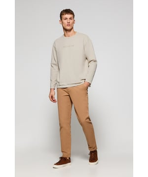 Unser modernes, legeres Langarm-T-Shirt mit Rundhalsausschnitt von Hermes hat ein Garment-Dye-Finish für einen Used-Look und ein weiches Tragegefühl. Es ist aus schwerer Baumwolle gefertigt, die für Haltbarkeit und Komfort sorgt. Die Seitenschlitze und der doppelte Saum verleihen dem Design Lebendigkeit, während die entspannte Passform einen lockeren, bequemen Sitz verleiht. Das mit Logo versehene farblich abgestimmte Nahtband an der Krageninnenseite ist Ausdruck liebevoller Detailarbeit. Das gummierte, farblich abgestimmte Polo Club Logo auf der Brust rundet dieses Kleidungsstück ab, das für Männer entworfen wurde, die einen lässigen und zugleich edlen Stil suchen.