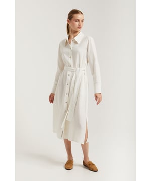 Hemdkleid mit klassischem Kragen. Hergestellt aus Leinen und Rayon. Vielseitig und bequem ist dieses weit geschnittene Midi-Kleid, dass mit dem Gürtel an die Figur angepasst werden kann. Frontaler Verschluss mit Logo-Perlmuttknöpfen. Lange Ärmel mit eckigen geknöpften Manschetten. Polo Club Stickerei im passenden Farbton auf der Innenseite der Knopfleiste. Kleines Etikett „Linen Collection“ auf der Außenseite der Knopfleiste. Seitliche Öffnungen. Ungefähre Länge des Gürtels: 2 m.