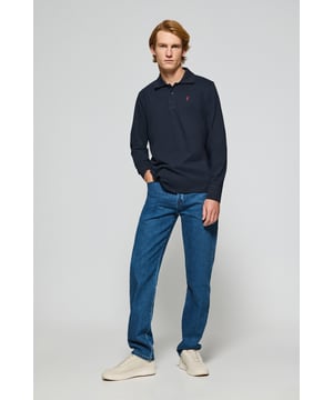 Unser klassisches Langarm-Poloshirt für Herren aus Baumwoll-Piqué zeichnet sich durch seine hohe Qualität und eine neue verbesserte Passform aus. Die gerippten Bündchen mit Reliefstäbchen an Kragen und Manschetten sorgen für einen optimalen Sitz. Die kleinen verstärkten Seitenschlitze und das marineblaue Nahtband mit Logo am Kragen garantieren Widerstandsfähigkeit und Stil. Der Drei-Knopf-Kragen verfügt über ein Kragenstäbchen an der Hinterseite, das ihn dezent aufrecht hält. Die unverwechselbare Rigby Go-Stickerei in Kontrastfarbe auf der Brust ist das i-Tüpfelchen, das dieses Poloshirt zu einem Must-Have in Ihrer Garderobe macht.