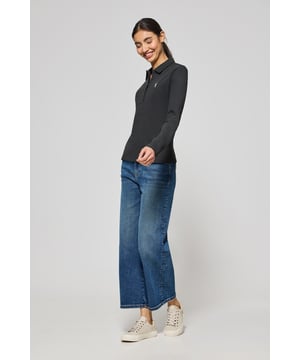 Langärmliges Damen-Poloshirt im Slim Fit aus Baumwollpiqué und Elasthan. Unser Poloshirt Pryanka hat eine frontale Knopfleiste mit fünf Perlmuttknöpfen, die farblich auf das Shirt abgestimmt sind. Kragen und Ärmelbündchen aus Baumwollpiqué für einen femininen, modernen Look. Kleine Öffnungen an den Enden der seitlichen Nähte. Rigby Go Stickerei auf der Brust und personalisierte Nahtbänder.