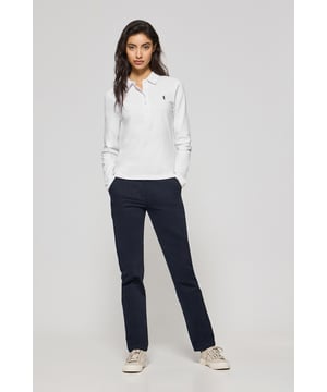 Langärmliges Damen-Poloshirt im Slim Fit aus Baumwollpiqué und Elasthan. Unser Poloshirt Pryanka hat eine frontale Knopfleiste mit fünf Perlmuttknöpfen, die farblich auf das Shirt abgestimmt sind. Kragen und Ärmelbündchen aus Baumwollpiqué für einen femininen, modernen Look. Kleine Öffnungen an den Enden der seitlichen Nähte. Rigby Go Stickerei auf der Brust und personalisierte Nahtbänder.