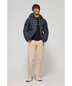 Die Herrenjacke Corey gehört zu unserer Ultralight-Kollektion. Ihre Polsterung und Füllung aus recyceltem Polyester machen sie zu einer warmen und leichten Jacke, die zudem umweltschonend ist. Frontaler Reißverschluss aus Nylon mit personalisiertem Polo Club Zipper, zwei Seitentaschen und eine Innentasche mit Reißverschluss. Die Ärmelbündchen und die abnehmbare Kapuze mit elastischen Bündchen mit Markenlogo lassen sich individuell anpassen. Kordelstopper mit verstellbarem Gummizug am Bund. Wasserabweisend. Ihr klassisches Tailored-Fit-Desing passt sich allen Körpertypen an und bietet gleichzeitig Komfort und Bewegungsfreiheit. Abgerundet wird das Design durch das gestickte PC-Monogramm am Ärmel.