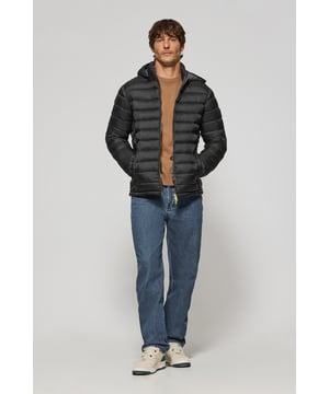 Die Herrenjacke Corey gehört zu unserer Ultralight-Kollektion. Ihre Polsterung und Füllung aus recyceltem Polyester machen sie zu einer warmen und leichten Jacke, die zudem umweltschonend ist. Frontaler Reißverschluss aus Nylon mit personalisiertem Polo Club Zipper, zwei Seitentaschen und eine Innentasche mit Reißverschluss. Die Ärmelbündchen und die abnehmbare Kapuze mit elastischen Bündchen mit Markenlogo lassen sich individuell anpassen. Kordelstopper mit verstellbarem Gummizug am Bund. Wasserabweisend. Ihr klassisches Tailored-Fit-Desing passt sich allen Körpertypen an und bietet gleichzeitig Komfort und Bewegungsfreiheit. Abgerundet wird das Design durch das gestickte PC-Monogramm am Ärmel.