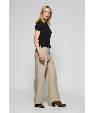 Das Damen-Poloshirt Pedraza ist aus Baumwolle mit Samt-Finish für eine weiche, elegante Textur gefertigt. Der Polokragen mit V-Ausschnitt sorgt für eine klassische Silhouette mit lässigem Charakter. Zwei Seitenschlitze sorgen für zusätzliche Bewegungsfreiheit. Nahtband an der Krageninnenseite. Das gummierte Polo Club Logo auf der Brust verleiht diesem Poloshirt einen besonderen Touch und macht es zu einer perfekten Wahl für jede Gelegenheit, von einem Freizeitausflug bis hin zu eleganteren Anlässen.