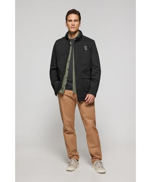 Der leichte Herrenparka Chelsea ist auf Funktionalität und Stil ausgelegt und kombiniert modernes Design mit klassischen Details. Die verdeckte Kapuze am Kragen sorgt für Vielseitigkeit und bietet bei Bedarf Schutz. Er verfügt über zwei aufgesetzte Taschen und eine verdeckte Brusttasche mit Reißverschluss. Der Hauptreißverschluss wird von einer Knopfleiste aus dem Hauptgewebe abgedeckt, die mit Druckknöpfen geschlossen wird und zusätzlichen Schutz vor Wind bietet. An der Innenseite befinden sich zwei Stopper an der Taille, mit denen Sie das Kleidungsstück nach Ihren Wünschen anpassen können. Details wie Zipper, Gummizüge und Stopper mit Logo sowie ein gummierter Aufnäher aus Twill mit dem Polo Club Logo auf der Brust verleihen dem Kleidungsstück eine exklusive und persönliche Note. Ideal für den modernen Mann, der ein leichtes, funktionelles Kleidungsstück mit einem Hauch von Raffinesse sucht.