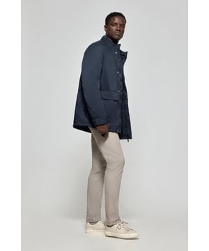 Der leichte Herrenparka Chelsea ist auf Funktionalität und Stil ausgelegt und kombiniert modernes Design mit klassischen Details. Die verdeckte Kapuze am Kragen sorgt für Vielseitigkeit und bietet bei Bedarf Schutz. Er verfügt über zwei aufgesetzte Taschen und eine verdeckte Brusttasche mit Reißverschluss. Der Hauptreißverschluss wird von einer Knopfleiste aus dem Hauptgewebe abgedeckt, die mit Druckknöpfen geschlossen wird und zusätzlichen Schutz vor Wind bietet. An der Innenseite befinden sich zwei Stopper an der Taille, mit denen Sie das Kleidungsstück nach Ihren Wünschen anpassen können. Details wie Zipper, Gummizüge und Stopper mit Logo sowie ein gummierter Aufnäher aus Twill mit dem Polo Club Logo auf der Brust verleihen dem Kleidungsstück eine exklusive und persönliche Note. Ideal für den modernen Mann, der ein leichtes, funktionelles Kleidungsstück mit einem Hauch von Raffinesse sucht.