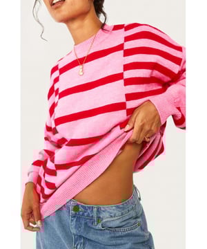Patrón a rayas para un atractivo clásico pero moderno  
Mangas abullonadas y de moda para una silueta juguetona  
Diseño de hombro caído estiloso para un ajuste relajado  
Corte holgado para una vibra cómoda y desenfadada  
Alta elasticidad para un ajuste flexible y cómodo  
Material: 50% Viscosa, 28% Poliéster, 22% Poliamida