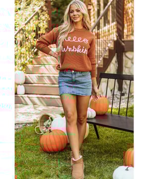 Suéter acogedor con un texto de 'hello pumpkin' en una fuente cursiva  
Tejido de textura suave para una sensación cómoda  
Perfecto para el otoño, añadiendo un toque de estilo estacional  
Pieza versátil para salidas informales o noches acogedoras en casa  
Compra de nuestra colección de suéteres dropship con diseños únicos  
Consulta nuestra tabla de tallas para encontrar tu tamaño perfecto  
Material: 50% Viscosa, 28% Poliéster, 22% Poliamida