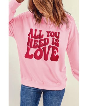 Sudadera estampada en rosa con el eslogan 'ALL YOU NEED IS LOVE' para San Valentín  
Una prenda conmovedora para la temporada del amor  
El eslogan de San Valentín captura el espíritu romántico de la festividad  
Ajuste cómodo adecuado para el uso diario o ocasiones especiales  
Combínala con jeans o pantalones informales  
Diseñada para múltiples Días de San Valentín en el futuro  
Material: 50% Poliéster 50% Algodón