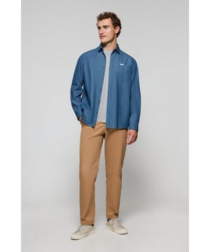 Dieses Denimhemd ist Teil unserer Denim Kollektion. Mit seinem Chambray-Denim-Stoff ist es ein ideales Basic für den Kleiderschrank. Es hat einen französischen Kragen, eine normale Passform und eine Brusttasche mit dem unverwechselbaren Polo Club Etikett. Knopfverschluss mit Logoknöpfen aus Holz, wobei der letzte Knopf waagerecht genäht ist. Die Innenseite des Kragens und der Manschetten sind mit einem kontrastierenden, bedruckten Stoff und farblich abgestimmten Fischgrätennähten abgesetzt. Die Details an den Seiten und die Hängelasche an der Passe aus demselben Stoff vervollständigen dieses einzigartige Kleidungsstück.