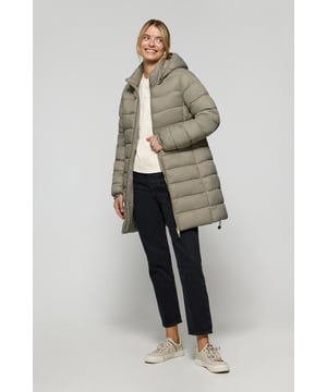 Der Mantel Cecilia gehört zu unserer Ultralight-Damenkollektion, seine Füllung ist aus recyceltem Polyester hergestellt. Dieser Steppmantel mit abnehmbarer Kapuze ist dank seiner Füllung wasserdicht, warm sehr leicht und zudem umweltschonend. Sie verfügt über einen goldfarbenen Metallreißverschluss auf der Vorderseite mit personalisiertem Polo Club Zipper, zwei Seitentaschen und eine Innentasche mit Reißverschluss. Manschetten und Kapuze mit elastischen Bündchen mit Markenlogo für mehr Anpassungsfähigkeit. Farblich abgestimmte Stickerei mit PC-Monogramm auf dem Ärmel.