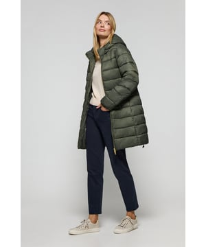 Der Mantel Cecilia gehört zu unserer Ultralight-Damenkollektion, seine Füllung ist aus recyceltem Polyester hergestellt. Dieser Steppmantel mit abnehmbarer Kapuze ist dank seiner Füllung wasserdicht, warm sehr leicht und zudem umweltschonend. Sie verfügt über einen goldfarbenen Metallreißverschluss auf der Vorderseite mit personalisiertem Polo Club Zipper, zwei Seitentaschen und eine Innentasche mit Reißverschluss. Manschetten und Kapuze mit elastischen Bündchen mit Markenlogo für mehr Anpassungsfähigkeit. Farblich abgestimmte Stickerei mit PC-Monogramm auf dem Ärmel.