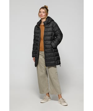 Der Mantel Cecilia gehört zu unserer Ultralight-Damenkollektion, seine Füllung ist aus recyceltem Polyester hergestellt. Dieser Steppmantel mit abnehmbarer Kapuze ist dank seiner Füllung wasserdicht, warm sehr leicht und zudem umweltschonend. Sie verfügt über einen goldfarbenen Metallreißverschluss auf der Vorderseite mit personalisiertem Polo Club Zipper, zwei Seitentaschen und eine Innentasche mit Reißverschluss. Manschetten und Kapuze mit elastischen Bündchen mit Markenlogo für mehr Anpassungsfähigkeit. Farblich abgestimmte Stickerei mit PC-Monogramm auf dem Ärmel.