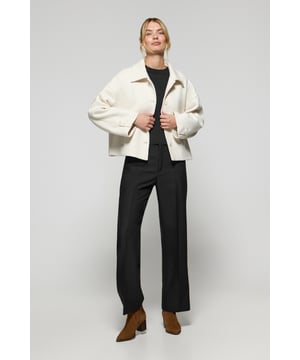 Unsere Lita Kurzjacke für Damen aus einem Woll-Polyester-Gemisch ist das ideale Kleidungsstück für einen modernen und eleganten Look. Der klassische Reverskragen und der Knopfverschluss mit Logoknöpfen auf der Vorderseite verleihen ihr eine raffinierte Note. Mit zwei praktischen Taschen auf der Vorderseite. Das Polo Club Logo auf der Passe verleiht ihr einen exklusiven Touch. Diese Jacke ist ein unverzichtbares Kleidungsstück, das perfekt zu Anzughosen oder, für einen legeren Look, zu Jeans mit hoher Taille passt.