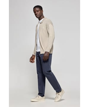 Entdecken Sie die perfekte Kombination aus Komfort und Vielseitigkeit mit unserer Strickjacke mit Reißverschluss für Herren. Der gerippte Polokragen bietet einen modernen, raffinierten Stil, während gerippte Details an den Ärmeln und am Saum für einen bequemen Sitz sorgen. Das farblich abgestimmte Nahtband am Kragen mit dem Polo Club Logo sowie der gummierte Twill-Aufnäher auf der Brust sorgen für einen unverwechselbaren und stilvollen Touch. Ein ideales Kleidungsstück für jede Gelegenheit, von legeren Anlässen bis hin zu formelleren Zusammenkünften.
