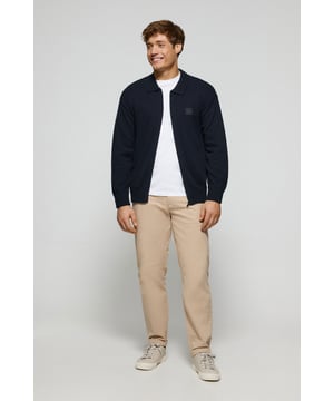 Entdecken Sie die perfekte Kombination aus Komfort und Vielseitigkeit mit unserer Strickjacke mit Reißverschluss für Herren. Der gerippte Polokragen bietet einen modernen, raffinierten Stil, während gerippte Details an den Ärmeln und am Saum für einen bequemen Sitz sorgen. Das farblich abgestimmte Nahtband am Kragen mit dem Polo Club Logo sowie der gummierte Twill-Aufnäher auf der Brust sorgen für einen unverwechselbaren und stilvollen Touch. Ein ideales Kleidungsstück für jede Gelegenheit, von legeren Anlässen bis hin zu formelleren Zusammenkünften.
