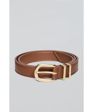 Verleihen Sie Ihrem Look einen modernen Twist mit unserem Gürtel Blossom. Die ovale Metallschnalle und die Polo Club-Gravur auf der Gurtschlaufe sorgen für einen unverwechselbaren Touch. Die schräge Verarbeitung modernisiert nicht nur das Design, sondern sorgt auch für einen präzisen und bequemen Sitz. Dieser Gürtel ist ideal für die Frau, die ein vielseitiges und anspruchsvolles Accessoire sucht. Der Gürtel wird in einer praktischen Baumwoll-Canvas-Tasche geliefert, die sich perfekt für Reisen oder für die Aufbewahrung in Ihrem Kleiderschrank eignet.