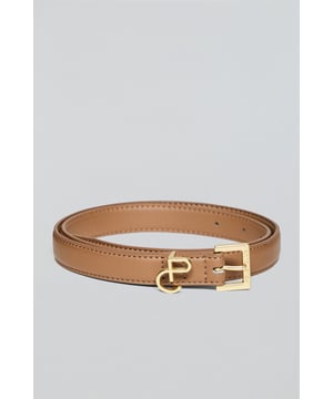 Unser Damengürtel Beth kombiniert weiches Leder mit anderen hochwertigen Materialien zu einem vielseitigen Modestück mit einem Hauch moderner Raffinesse. Die Gürtelschlaufe ist mit einem eleganten Polo Club Monogramm verziert, während das Material der Logoschnalle für Haltbarkeit und Stil sorgt. Der Gürtel wird in einer praktischen Baumwoll-Canvas-Tasche geliefert, die sich perfekt für Reisen oder für die Aufbewahrung in Ihrem Kleiderschrank eignet.