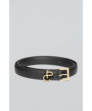 Unser Damengürtel Beth kombiniert weiches Leder mit anderen hochwertigen Materialien zu einem vielseitigen Modestück mit einem Hauch moderner Raffinesse. Die Gürtelschlaufe ist mit einem eleganten Polo Club Monogramm verziert, während das Material der Logoschnalle für Haltbarkeit und Stil sorgt. Der Gürtel wird in einer praktischen Baumwoll-Canvas-Tasche geliefert, die sich perfekt für Reisen oder für die Aufbewahrung in Ihrem Kleiderschrank eignet.