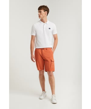 Cargo-Bermudashorts für Herren. Eine entspannte Passform und seitliche Taschen, die zusätzlichen Stauraum bieten, machen diese Shorts zu einem funktionalen Kleidungsstück. Knopfverschluss mit Polo Club Knöpfen. Polo Club Stickerei an der Vordertasche und der Knopfleiste der Gesäßtasche. Mit Monogramm personalisiertes Innenfutter. Ein originelles Kleidungsstück mit personalisierten Details, das ideal für einen informellen, legeren und modernen Look ist.